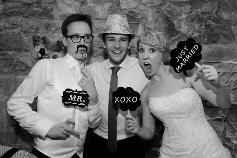 Mariés et invités posant devant le photobooth lors d’un mariage à Rennes