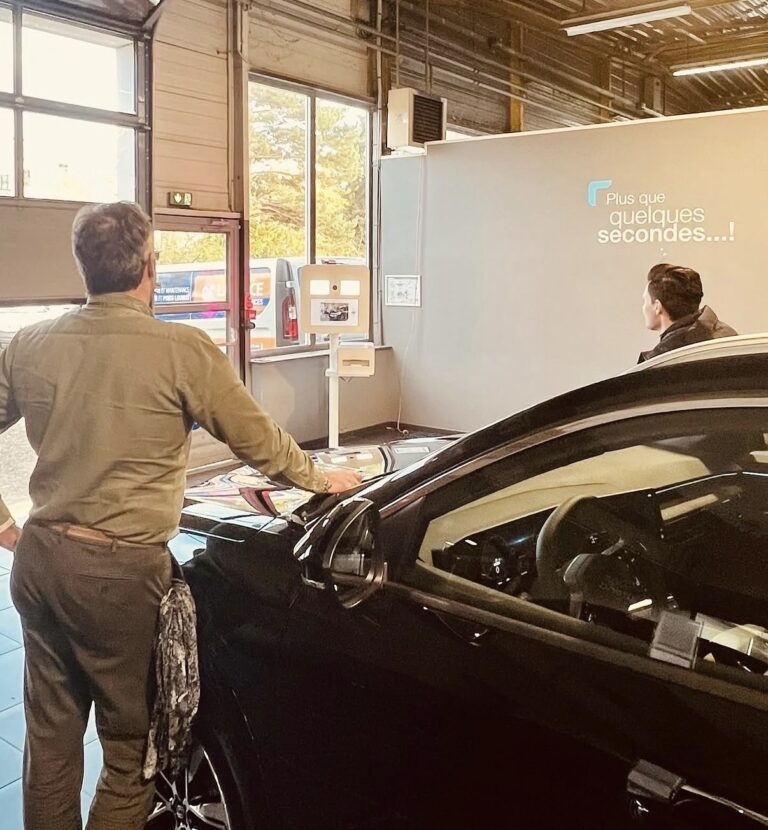 Photobooth en location longue durée installé dans l’atelier d’une concession automobile
