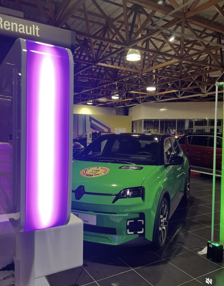 Borne photo à LED violettes installée dans un showroom automobile