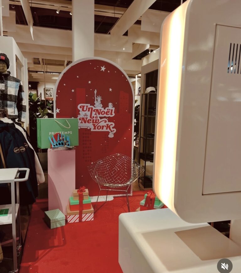 Photocall de Noël installé dans un grand magasin à côté de la borne photo